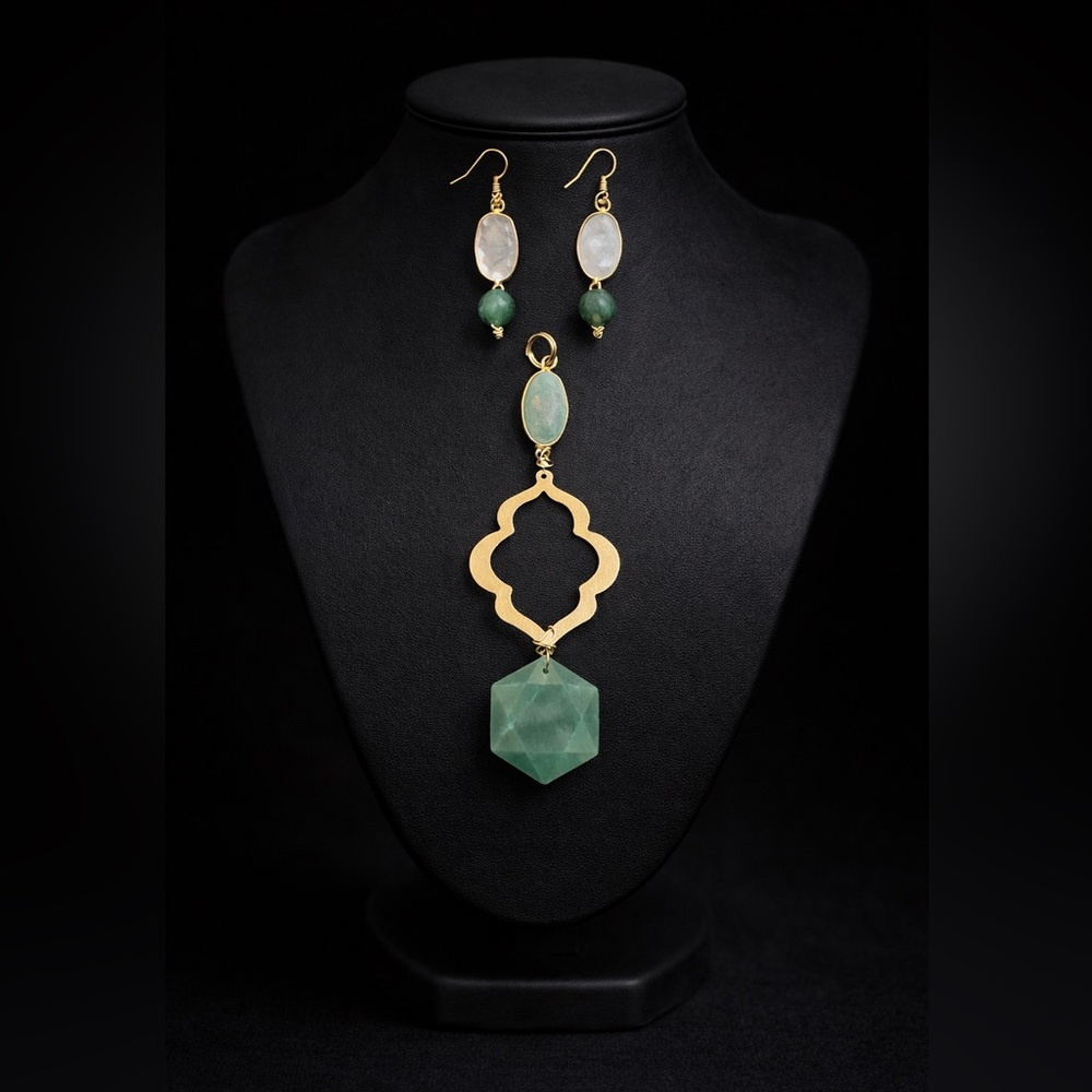 Elegant Green Aventurine, clear Quartz and Gold Pendant Necklace